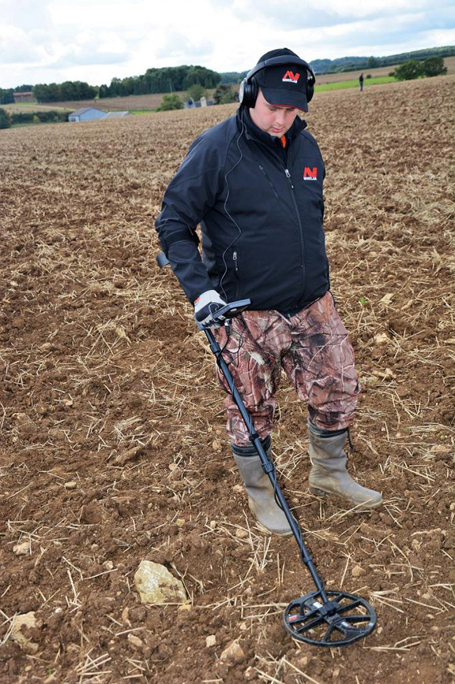 https://www.bodensuche.de/images/minelab-equinox-metalldetektor-feldeinsatz.jpg